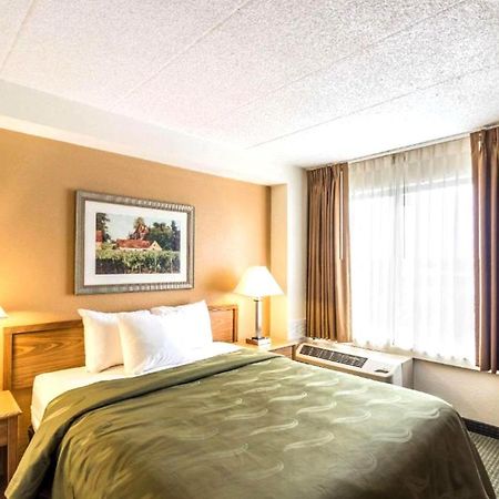 Norwood Inn & Suites Milwaukee Butler Extérieur photo