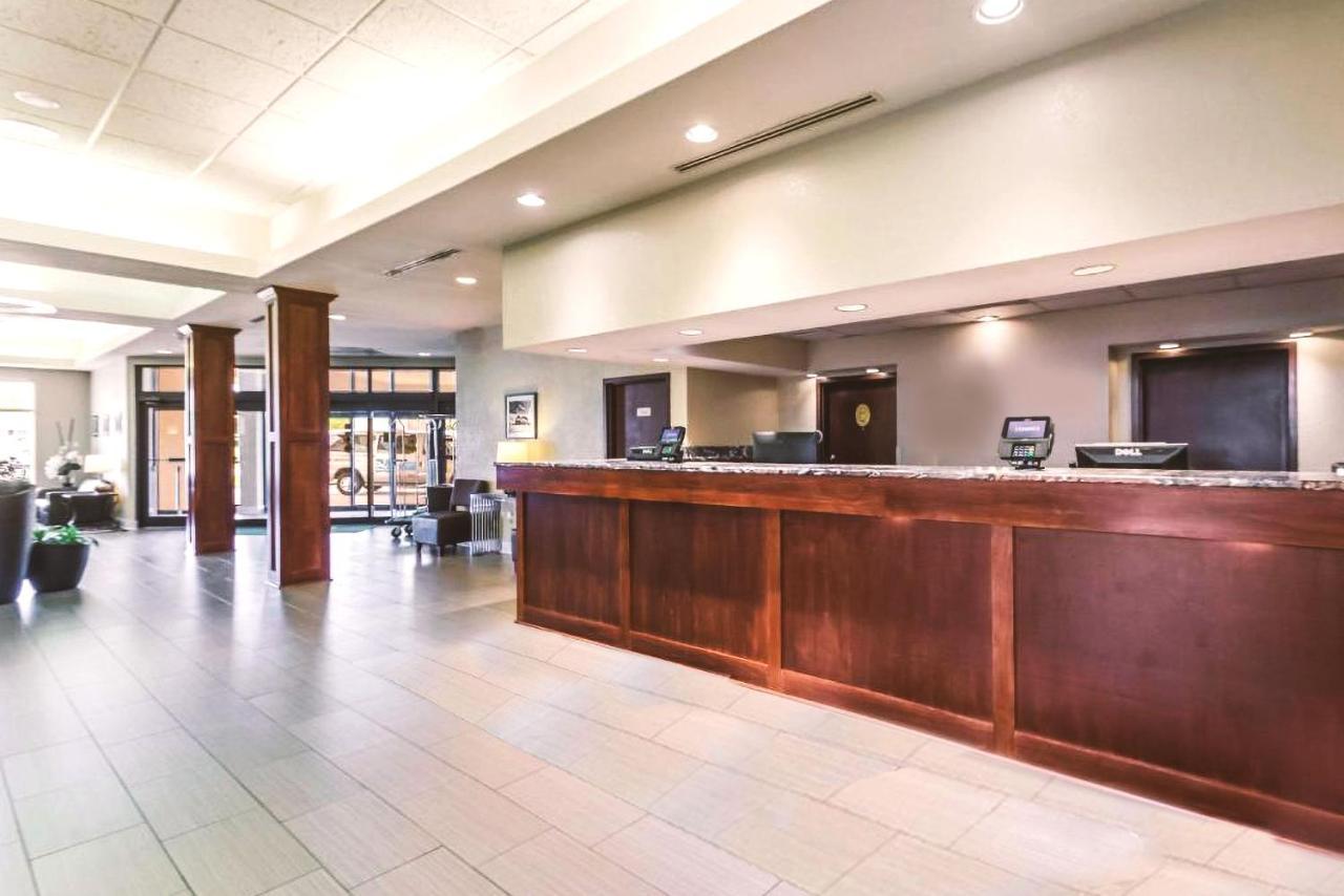Norwood Inn & Suites Milwaukee Butler Extérieur photo
