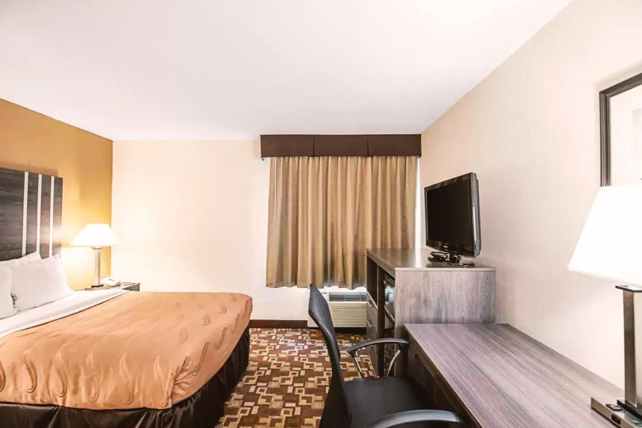 Norwood Inn & Suites Milwaukee Butler Extérieur photo