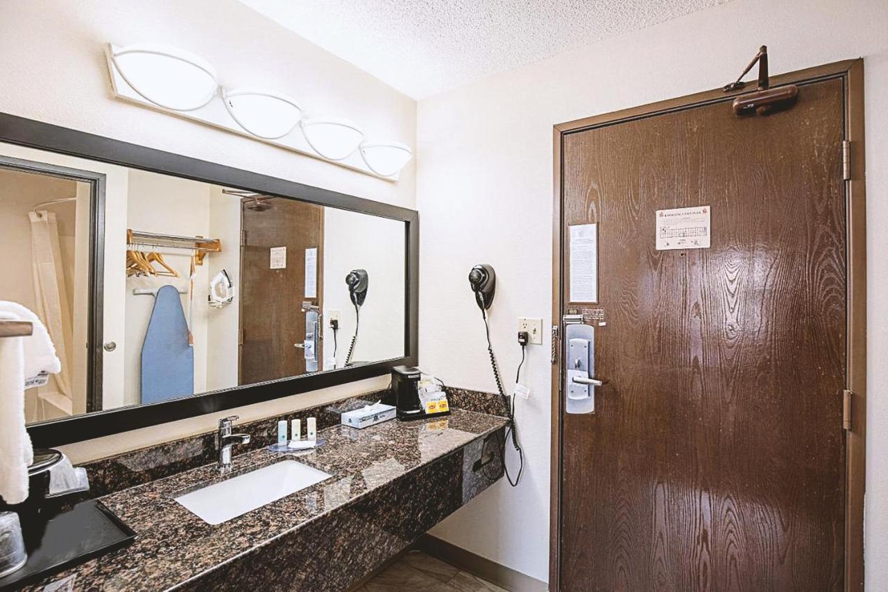 Norwood Inn & Suites Milwaukee Butler Extérieur photo