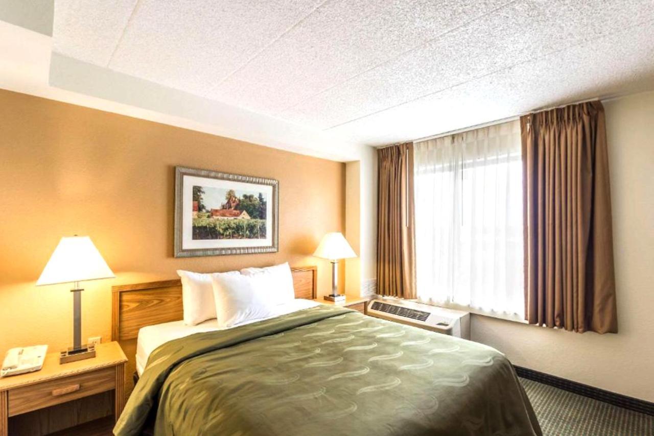 Norwood Inn & Suites Milwaukee Butler Extérieur photo