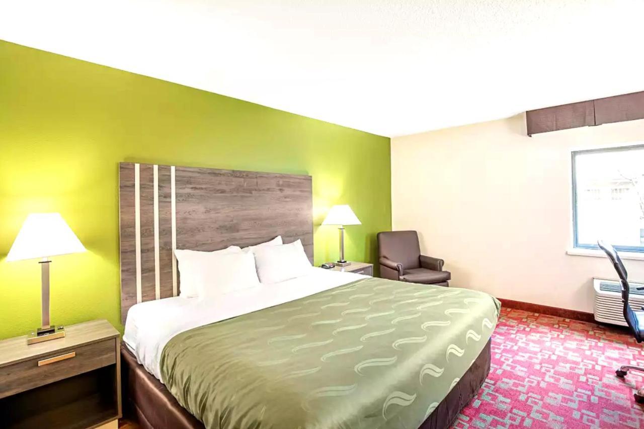 Norwood Inn & Suites Milwaukee Butler Extérieur photo