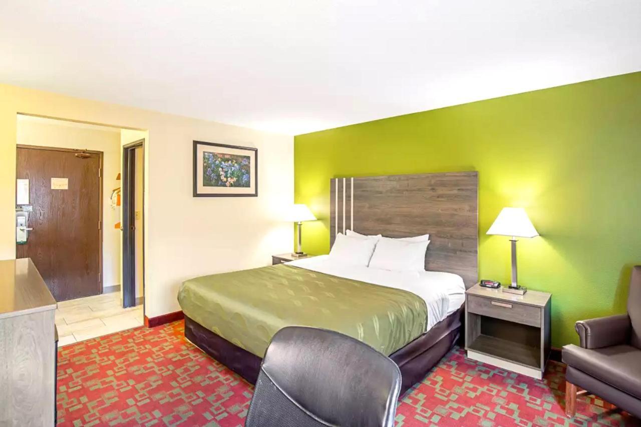 Norwood Inn & Suites Milwaukee Butler Extérieur photo