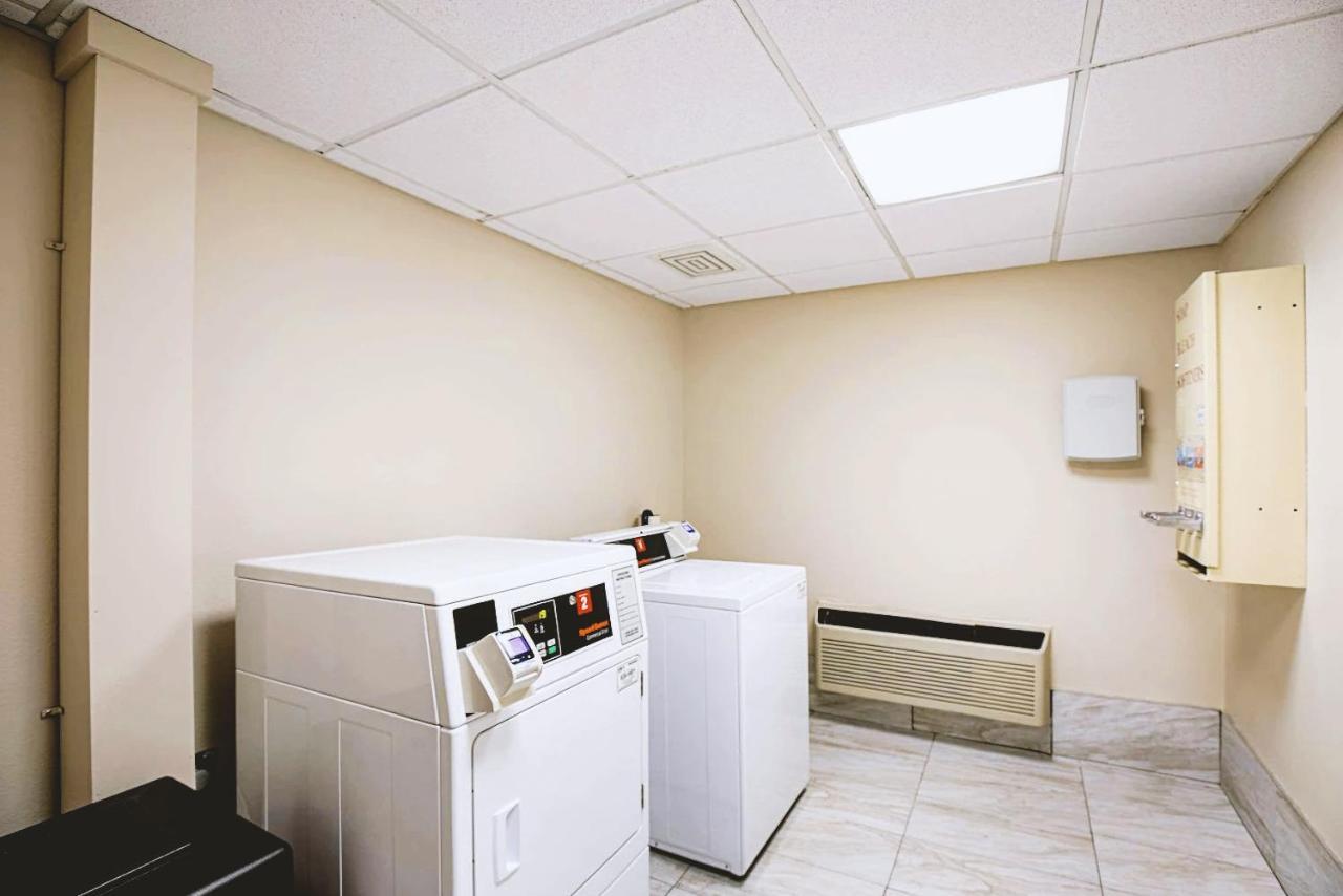 Norwood Inn & Suites Milwaukee Butler Extérieur photo
