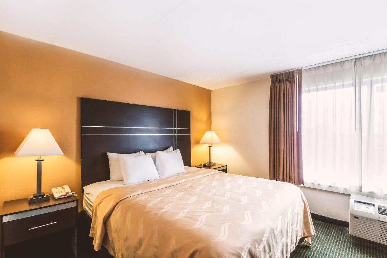 Norwood Inn & Suites Milwaukee Butler Extérieur photo