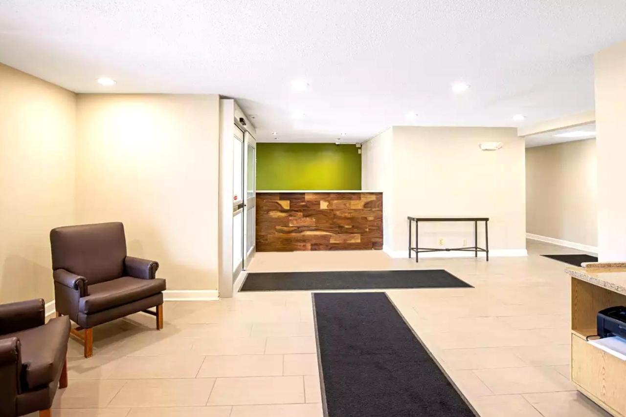 Norwood Inn & Suites Milwaukee Butler Extérieur photo