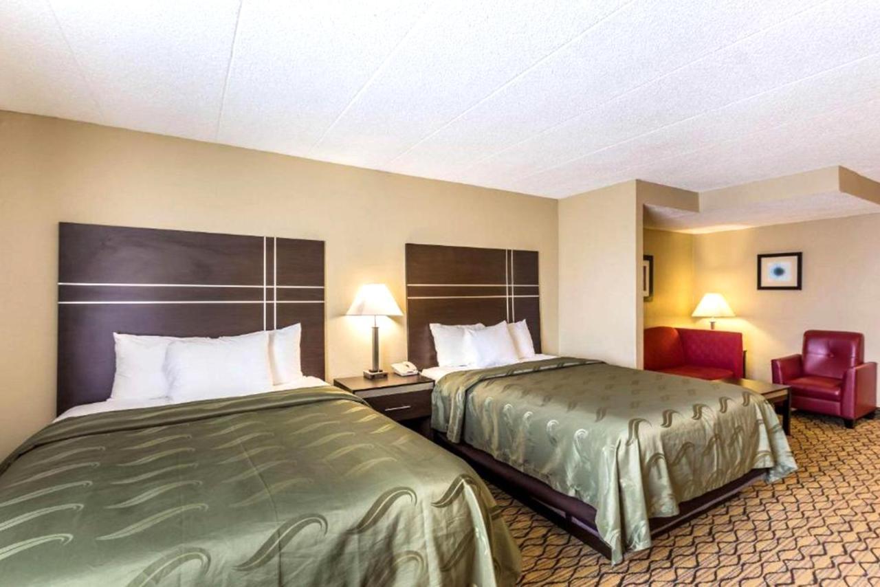 Norwood Inn & Suites Milwaukee Butler Extérieur photo