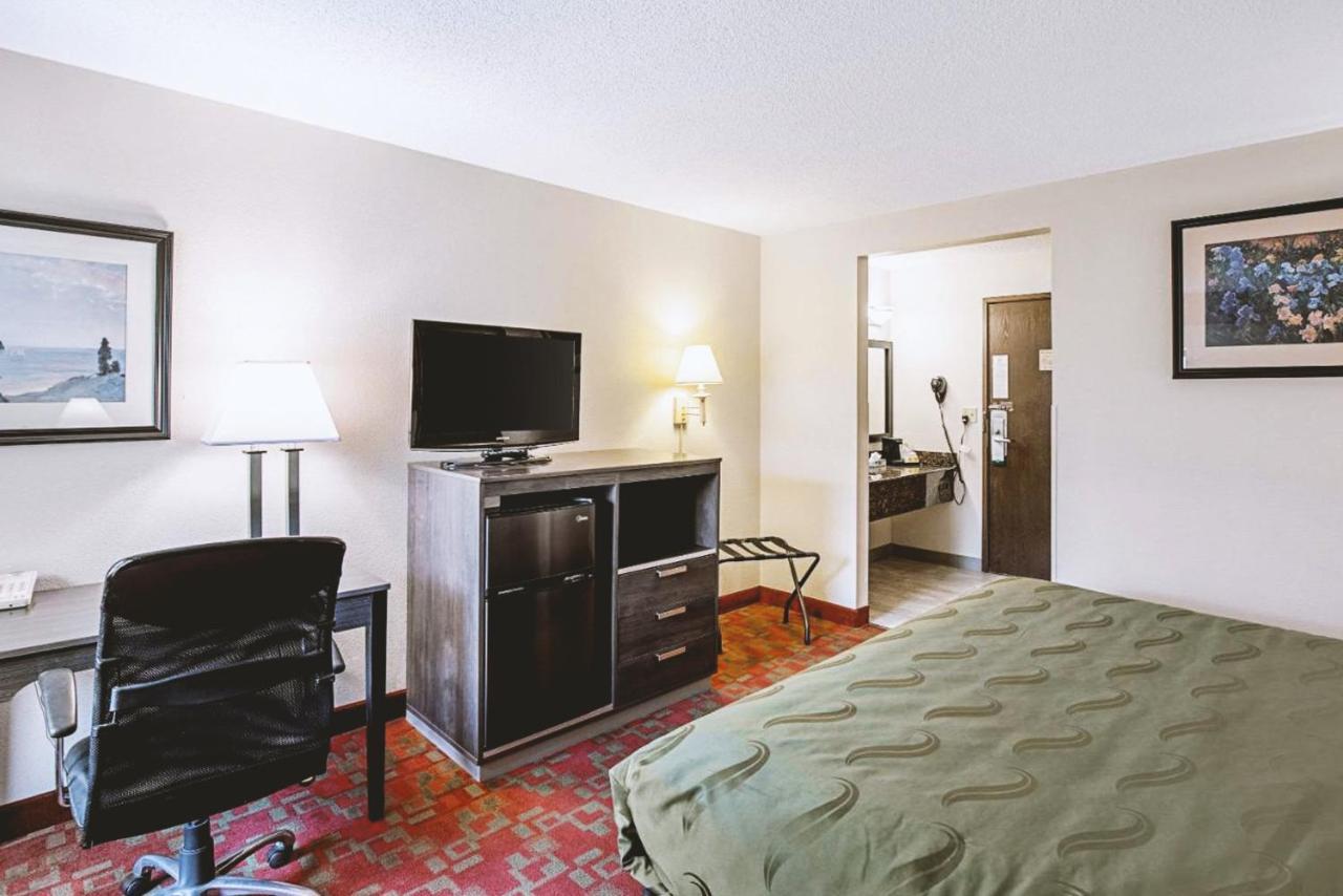 Norwood Inn & Suites Milwaukee Butler Extérieur photo