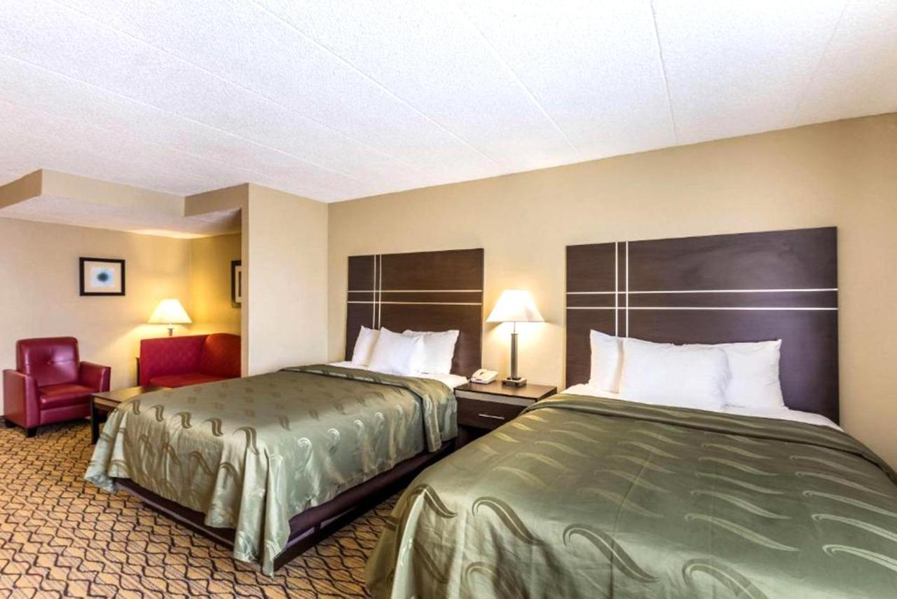 Norwood Inn & Suites Milwaukee Butler Extérieur photo