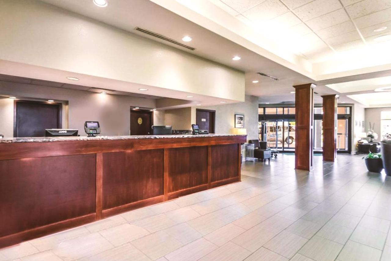 Norwood Inn & Suites Milwaukee Butler Extérieur photo