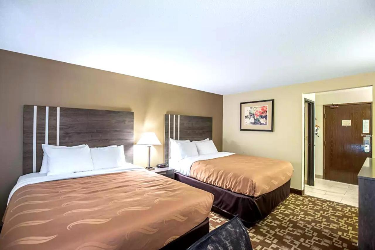 Norwood Inn & Suites Milwaukee Butler Extérieur photo