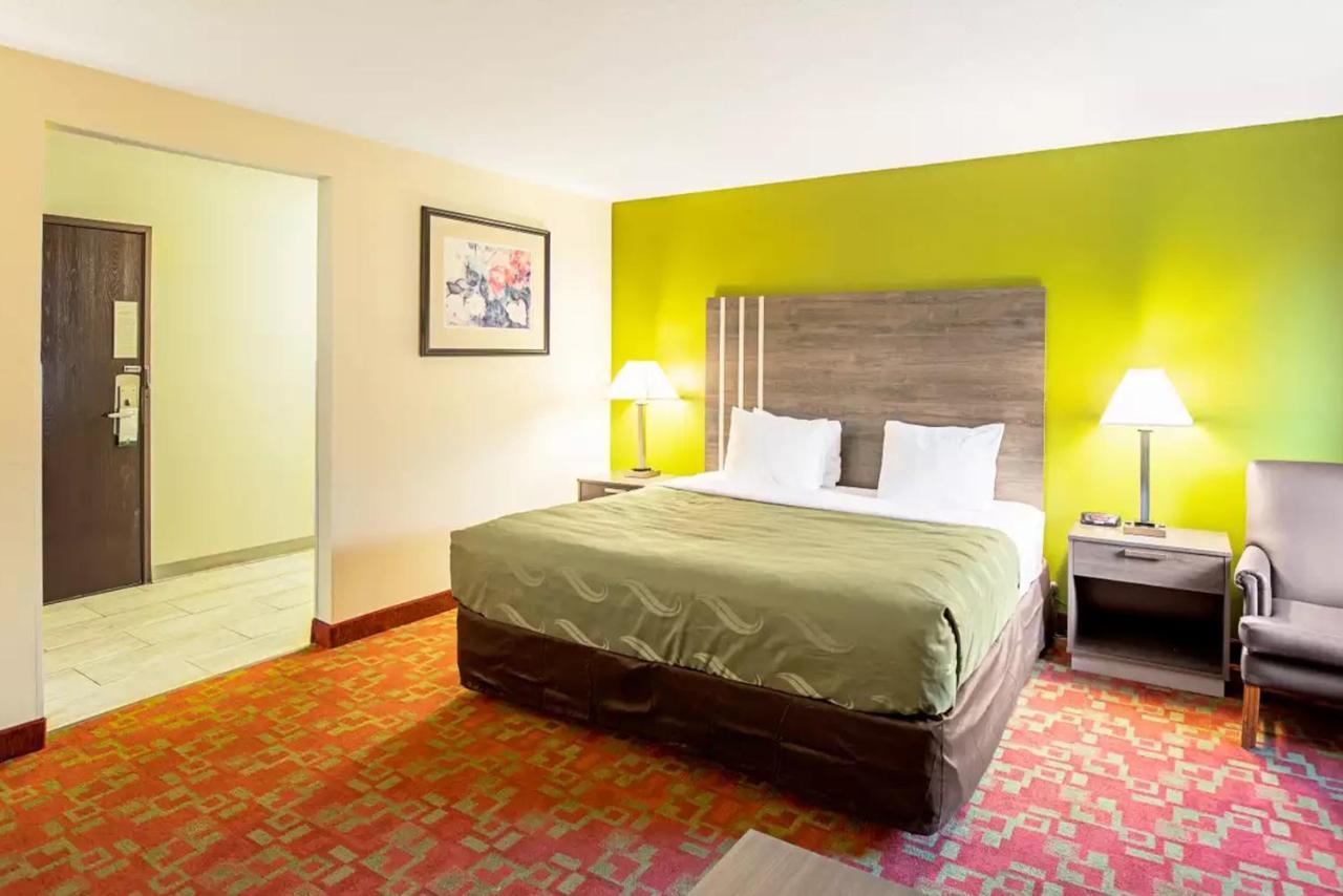 Norwood Inn & Suites Milwaukee Butler Extérieur photo