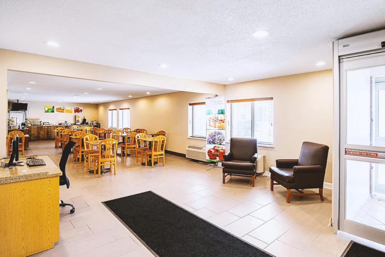 Norwood Inn & Suites Milwaukee Butler Extérieur photo