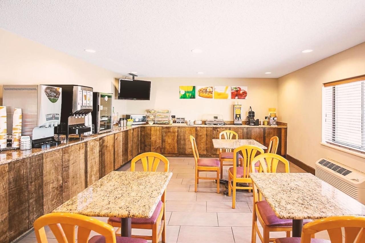 Norwood Inn & Suites Milwaukee Butler Extérieur photo