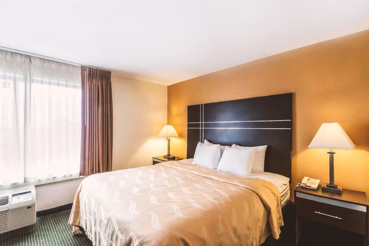 Norwood Inn & Suites Milwaukee Butler Extérieur photo