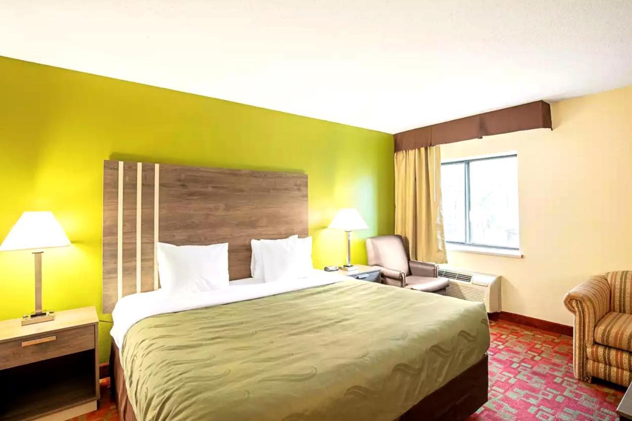 Norwood Inn & Suites Milwaukee Butler Extérieur photo