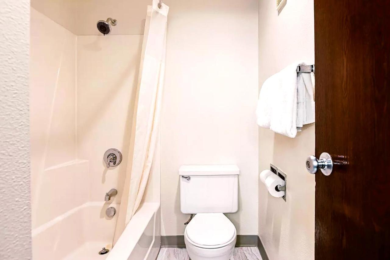 Norwood Inn & Suites Milwaukee Butler Extérieur photo