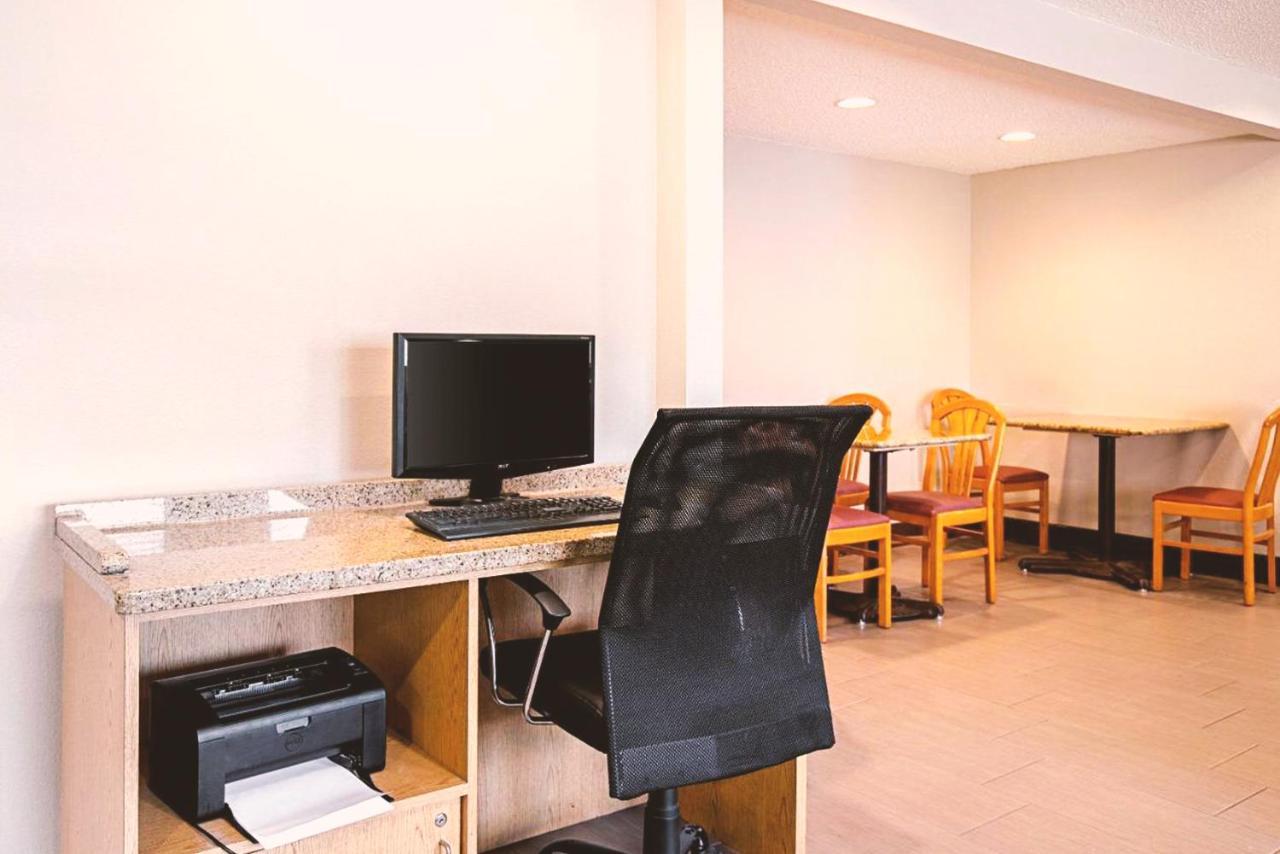 Norwood Inn & Suites Milwaukee Butler Extérieur photo