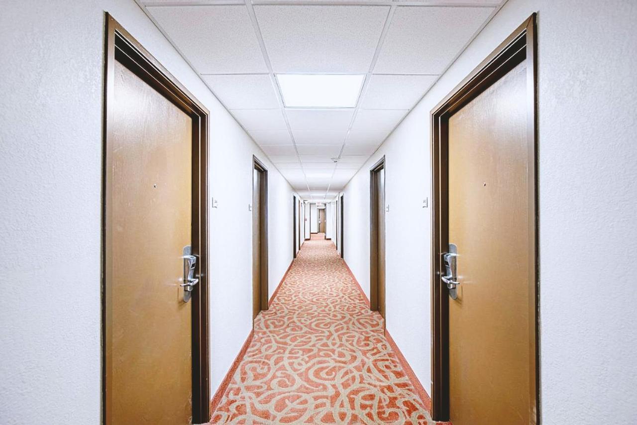 Norwood Inn & Suites Milwaukee Butler Extérieur photo